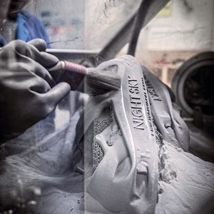 Auch bei BMW befindet sich die Additive Fertigung zwischen Automatisierung und Handarbeit.(Bild:  BMW Group)