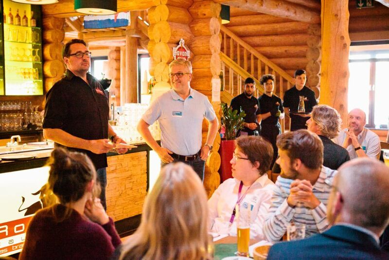 Karlheinz Stiewi lauscht der Einführung des Rodizio-Teams zum Ablauf beim Essen. (Synaxon)
