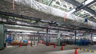 Bau einer Pilotanlage für Feststoffbatterien im Werk Yokohama. (Bild: Nissan)