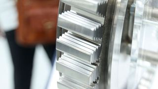 Warmfeste Superlegierungen (HRSA) sind die dominierenden Werkstoffe in der Fertigung von Verdichter- und Turbinenkomponenten für Düsentriebwerke, etwa hier eine Turbinenscheibe. (Bild: Maschinenmarkt)