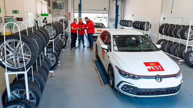 Ein Reifentest bringt immer einen erheblichen organisatorischen Aufwand mit sich. Die Tests fanden in Spanien auf dem Hakka-Ring, einem Testgelände von Nokian Tyres, statt. Testfahrzeug: VW Golf 8. (Bild:  Konstantin Tschovikov)
