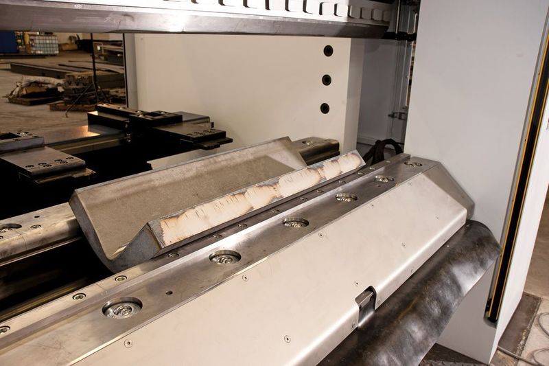 Bedeutend bessere Qualität durch Umformen statt Schweißen: Hochfestes 70 mm dickes Material biegt die Power-Press 1000-20 absolut präzise. Bild: Sandern Gruppe (Archiv: Vogel Business Media)