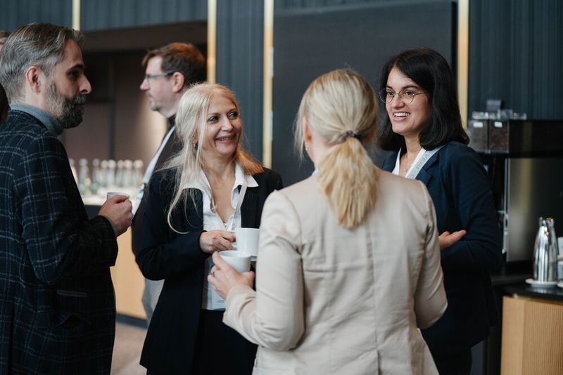 Der intensive Input sorgte für regen Austausch in der Pause, hier zwischen (v. l.) Alexander Becker, Dr. Songül Secer, Daniela Aufermann und Dr. Sarah Krieg. (Bild: Manuel Emme)