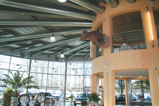 Die beeindruckende Architektur bildet den passenden Rahmen für die Autos im Gehlert-Audimax. (Archiv: Vogel Business Media)