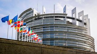 Heute fiel der Entscheidungshammer für das europäische Lieferkettengesetz, wie die dpa meldet. Was einigen Unternehmen in den nächsten Jahren nun blüht, wird hier zusammengefasst. In der Bundesregierung ist man geteilter Meinung über das, was da kommt. (Bild: K. Retain)