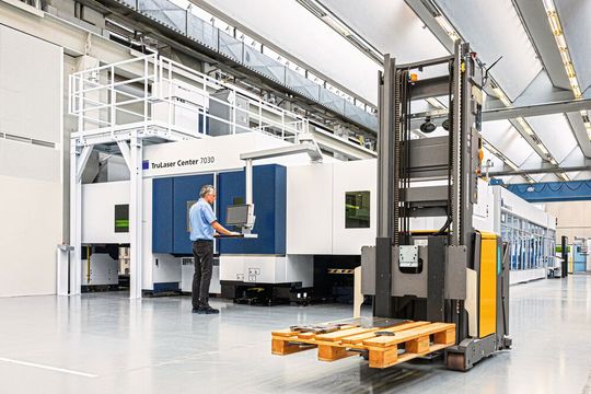Digitale Versorgung! Die Trumpf-Software „Oseon“ punktet laut Aussage des Unternehmens mit neuartigen Funktionen für einen reibungsloseren Materialfluss. Dazu gehört etwa ein Transportleitsystem für die Mitarbeiter. Digitale Versorgung! Die Trumpf-Software „Oseon“ punktet laut Aussage des Unternehmens mit neuartigen Funktionen für einen reibungsloseren Materialfluss. Dazu gehört etwa ein Transportleitsystem für die Mitarbeiter.
