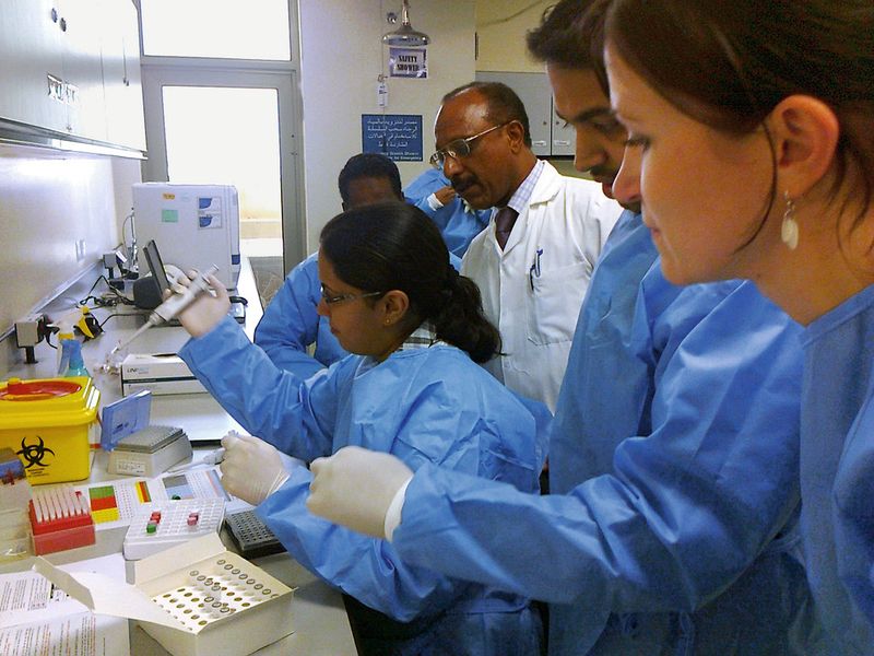 Abb.2: Vorbereitung der Multiplex-Real-Time-PCR-Kits in einem Labor in Doha. (Bild: Fast Track Diagnostics)