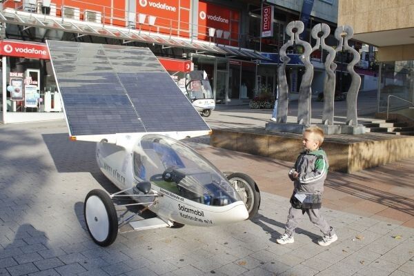 Bertha Benz Challenge 2012, 3. Tag: Start in Pforzheim Richtung Hockenheimring. Der Delphin von Solarmobil Karlsruhe. (Bild: Ulrich Steinlechner)