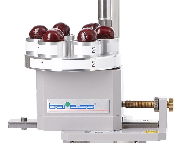 Abb. 3: Aktuell ist das Gerät durch spezielle Taster und Aufnahmen auf die Prüfung von Kirschen, Pflaumen und Blaubeeren konzipiert, kann aber durch die Modularität hinsichtlich Messweg und den einfachen Wechsel des Tasters jederzeit auf andere Fruchttypen erweitert werden. (Bareiss Prüfgerätebau )