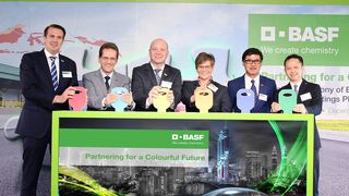 BASF feiert die Eröffnung ihrer ersten Produktionsanlage für Automobillacke in Thailand: (V.l.n.r.) Frank Naber (Vice President, Regional Business Management, Automotive OEM Coatings Asia Pacific, BASF), Peter Fischer (Senior Vice President, Coatings Solutions Asia Pacific, BASF), Dirk Bremm (President, Coatings division, BASF), Andrea Frenzel (President, South & East Asia, ASEAN & ANZ, BASF), Petrus Ng (Chairman and Managing Director of BASF Group in Thailand) und Gecha Rivirulh (Director, ASEAN Coatings Business Management, BASF) (BASF)