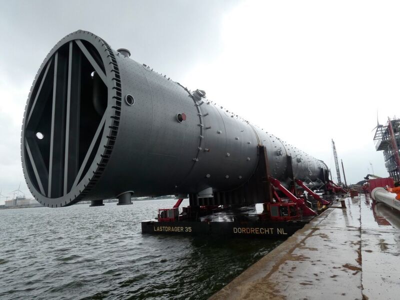 The propylene splitter arrived in one piece at the quay in Antwerp. (Borealis)