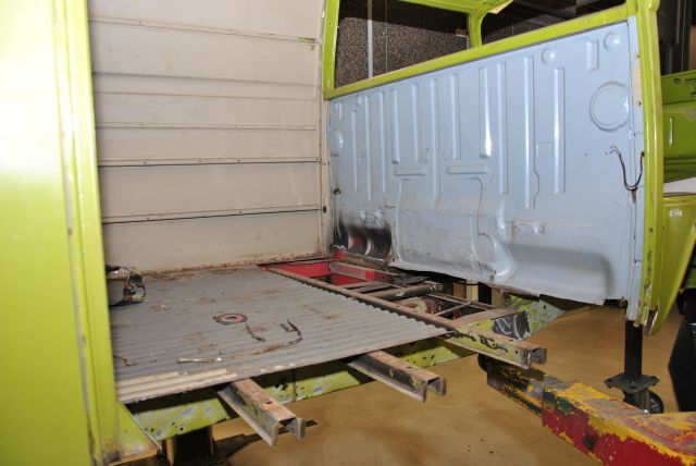 Hier wartet noch eine Menge Arbeit: Der stark rostbefallene Schweller- und Rahmenträgerbereich eines T2-Kastenwagens. (Foto: Dominsky)