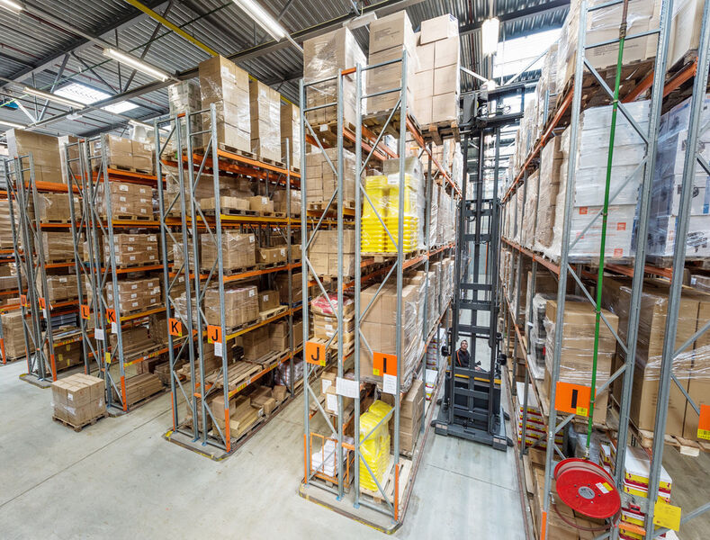 Das Ein- und Auslagern von Produkten und Paletten ist bis zu einer Höhe von 10,35 m möglich. (Bild: Uni-Carriers)
