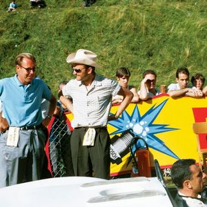 Nicht USA sondern Freiburg im Breisgau: Peter Falk (li.) im Austausch mit Ferdinand Piëch beim Schauinsland Bergrennen 1967, die bis heute die längste und kurvenreichste Bergrennstrecke Deutschlands, auf der auch mehrere Europa-Bergmeisterschaftsläufe ausgetragen wurden.(Bild:  Porsche)