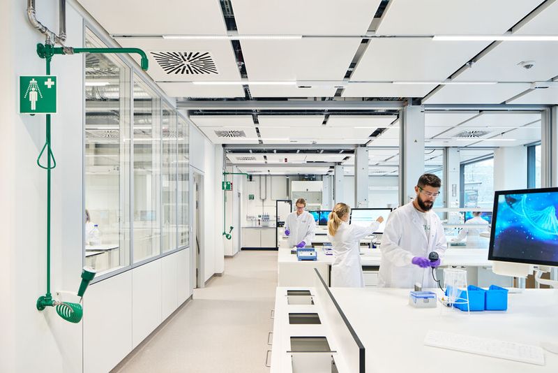 Prozessbasierte Laborwelten ersetzen klassische Abteilungsstrukturen und ermöglichen fachübergreifende Zusammenarbeit sowie die gemeinsame Nutzung von Equipment.  (Bild: Roche)