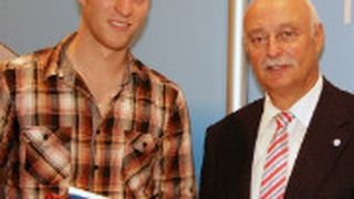 Ausgezeichnet: Karl Burghart (re.), stellv. Obermeister Kfz-Innung München-Oberbayern, gratuliert Severin Linseisen (Auto Köhler, Mainburg) zu seinem Abschluss. (Foto: Kfz-Innung)