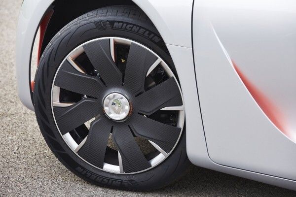 Renault präsentiert in Paris die Studie EOLAB. Das Konzeptfahrzeug kommt dank neuer „Z.E. Hybrid“-Antriebstechnik, intelligentem Leichtbau und ausgefeilter Aerodynamik mit 1,0 l Superbenzin pro 100 km aus. (Bild: Renault)