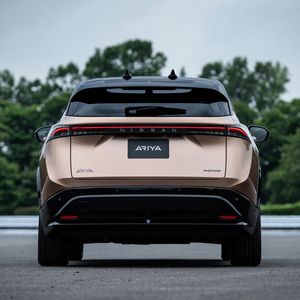 Das schmale LED-Rücklicht erstreckt sich über die komplette Fahrzeugbreite.(Bild:  Nissan)