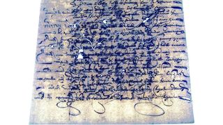 1 Tintenfraß am Beispiel eines Originalschriftstückes aus dem 18. Jahrhundert. (Bilder: SI Analytics) (Archiv: Vogel Business Media)