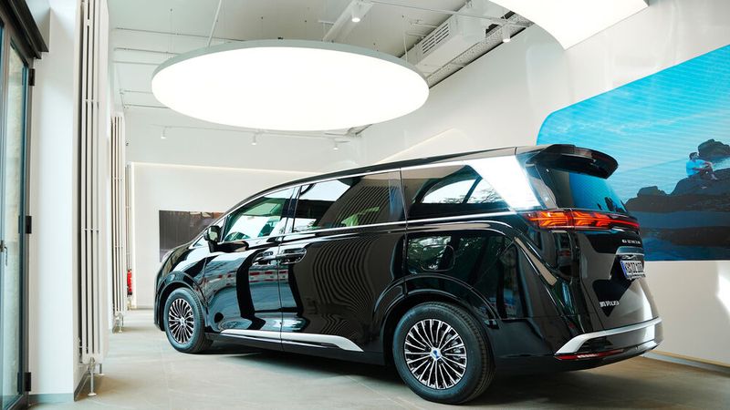 Am Lenbachplatz sind die beiden ersten Modelle der Marke ausgestellt. (Bild: BYD)