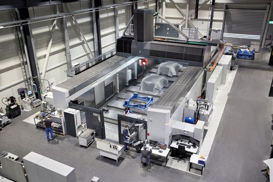 Überzeugt! Der Job-Shop Concad ist in der Lage, die gesamte Länge von 15 Metern der speziellen Starrag-Hochgantry-Maschine Droop+Rein Fogs HD zu nutzen, um gleichzeitig mehrere Bauteile zu bearbeiten. Das ist aber nicht die einzige Starrag-Zerspanerin, die die Walldürner unterstützen.(Bild:  R. Baumgarten / Starrag)