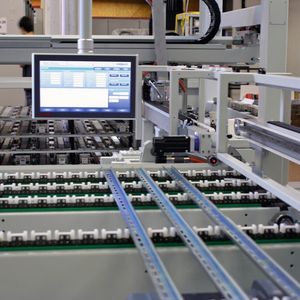 Bild 1: Schluss mit aufwendiger Handarbeit: Mit den Daten aus der Elektroplanung längt die Zuschnittmaschine die Hutschienen automatisch ab und beschriftet diese.