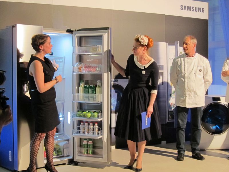 Diana Diefenbach (l.), Samsung, stellte die Besonderheiten des Kühlschranks vor. ()