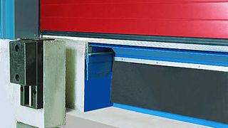 Verladebrücken können energiesparend installiert werden, wenn die Brücken weiter ins Gebäudeinnere reichen und einen wärmedämmenden Betonsockel als 
Unterbau erhalten.Bild: Hörmann (Archiv: Vogel Business Media)