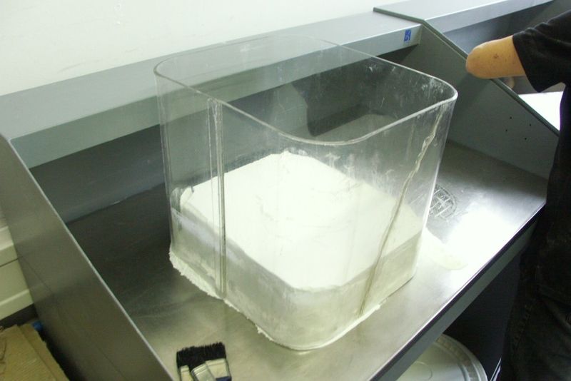 Nach jedem Durchgang wird neues Granulat aufgetragen. Am Ende steht ein Block des Materials, der aus der Maschine geborgen wird. (Foto: flickr.com/Fluid Forms (CC BY-SA 2.0))