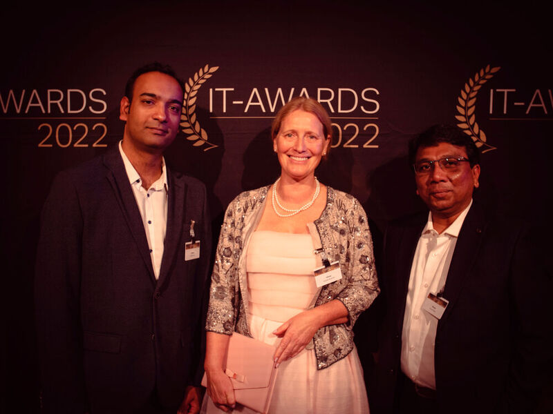 Gruppenbild mit Dame: Andrea Hendrickx von Infosys mit ihren Kollegen Sudipro Ray (l.) und Soumit Naha. (Bild: krassevideos.de / VIT)