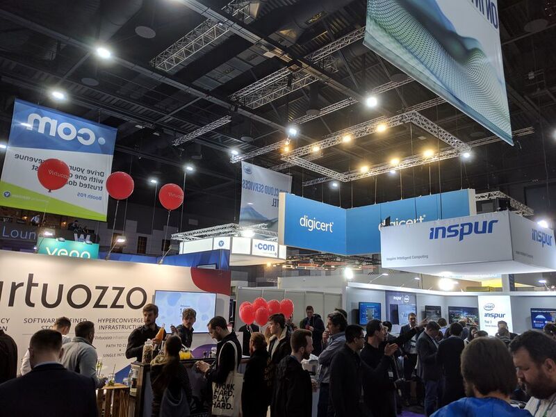 Die Ausstellungshalle des CloudFest war gut besucht, das Thema Cloud bleibt ein Anziehungspunkt. (Oliver Schonschek)