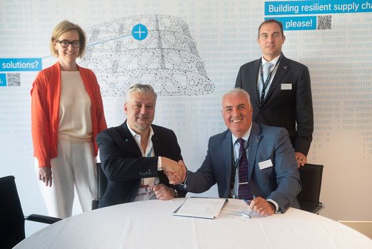 Partnerschaft zwischen Thyssenkrupp Aerospace und Deutsche Aircraft! Von links: Ilse Henne, Chief Transformation Officer bei Thyssenkrupp Materials Services, Patrick Marous, CEO Thyssenkrupp Aerospace, Dave Jackson, CEO von Deutsche Aircraft, und sein Kollege Maximilian Fahr, dort Director Supply Chain.(Bild:  Thyssenkrupp Aerospace)