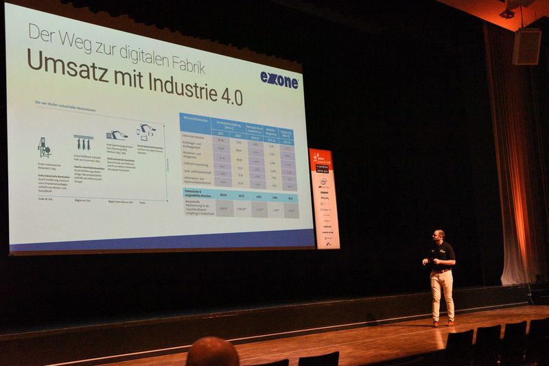 Alexander Plöger, Produktmanager Industrie bei  Extra Computer, informiert die Partner im Rahmen eines Vortrags über die Industrie 4.0 als Geschäftsfeld. (Extra Comouter)