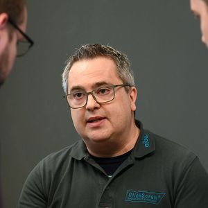 Für André Steska von der Albw Handels GmbH war es die erste Schraubtec. Er zeigte auf der Messe Clickscrew: das Produkt soll durch einfaches Einklicken Hebevorgänge von schweren Lasten beschleunigen. (Bild:  Stefan Stark)