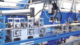 Um flexibel auf Kundenwünsche reagieren zu können, ist ein Produktwechsel auf der Rolladenstabanlage in kurzer Zeit möglich.  (Bild: Dreistern)