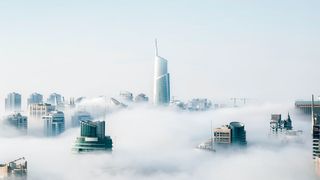 Ein Fog Layer verdichtet die Daten, bevor sie in die Cloud geladen werden. So können die Latenzzeiten verringert und Kosten gespart werden. (Bild: gemeinfrei // Pexels)
