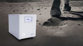 Stickstoffgenerator auf dem Mond mit einem Astronauten, der im Hintergrund einen Fußabdruck hinterlässt.  (Bild: PEAK Scientific Instruments GmbH)