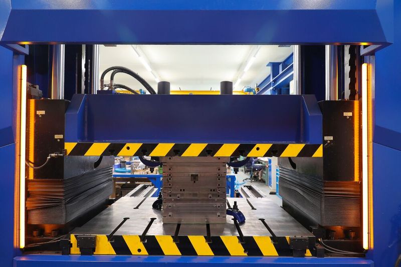Die Tuschierpresse HMG 70XS1510 des chinesischen Herstellers SXKH vereint alle Funktionen, die die Werkzeugbauer bei HPF benötigen, mit einer sehr kompakten Bauweise. Den Ausschlag zur Beschaffung gab letztlich der Beschaffungspreis – und ´das Vertrauen in die Qualität etablierter internationaler Schlüsselkomponenten. (Bild:  Maschinenmarkt/rw)