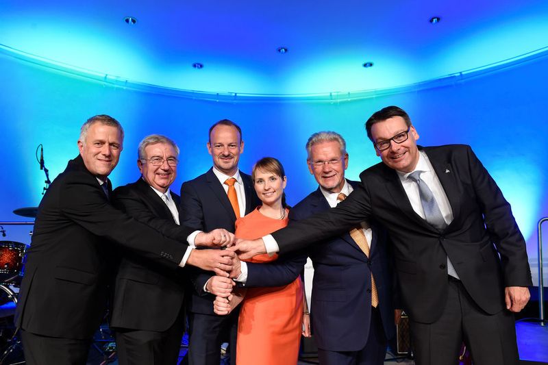 Von Links: Bernd Schimpf (Vorstand), Dieter Spath (verabschiedeter Vorstandsvorsitzender), Dirk Haft (Vorstand), Anna-Katharina Wittenstein (Vorstandssprecherin), Manfred Wittenstein (Aufsichtsratsvorsitzender) und Erik Roßmeißl (Vorstand). (Wittenstein)