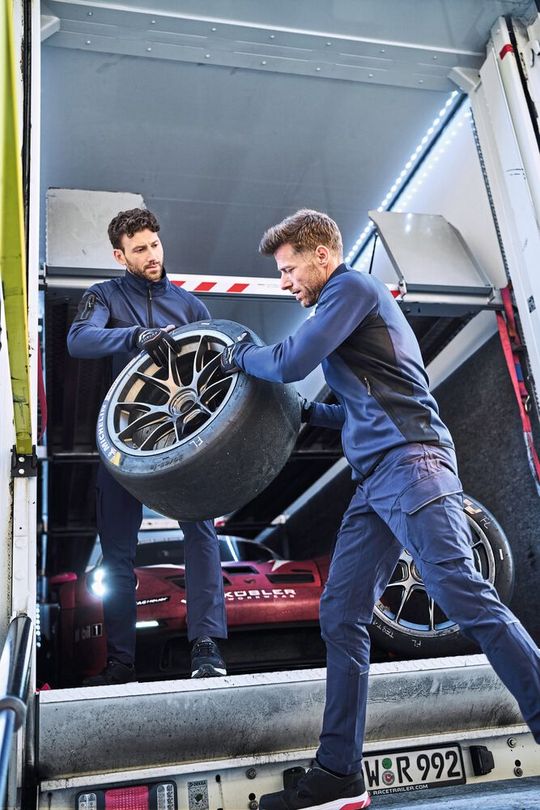 The picture shows the functional workwear from Kübler Athletiq.(Image: Kübler)