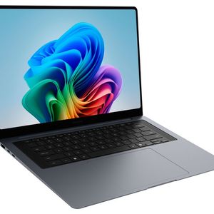 In der Handballenablage des Galaxy Book6 Pro sitzt ein großes, haptisches Touchpad. Das Keyboard wird von zwei Hochtönern flankiert, zwei zusätzliche Tieftöner im Gehäuse strahlen nach unten.(Bild:  Samsung)