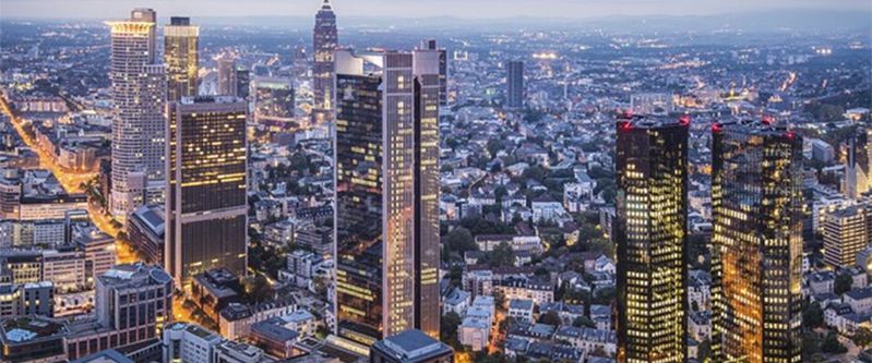Blick auf das Bankenviertel in Frankfurt am Main. Die Banken nutzen aber längst auch Co-Location- und Cloud-Angebote, also firmenfremde Datacenter. Als Rechenzentrumsstandort galt die Mainmetropole bisher als europäische Hauptstadt. Blick auf das Bankenviertel in Frankfurt am Main. Die Banken nutzen aber längst auch Co-Location- und Cloud-Angebote, also firmenfremde Datacenter. Als Rechenzentrumsstandort galt die Mainmetropole bisher als europäische Hauptstadt.