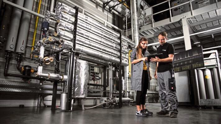 Fraunhofer Mitarbeiter vor einem neuartigen metallischen Wärmespeicher für die Erzeugung von Prozessdampf für die Industrie (Fraunhofer UMSICHT)