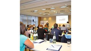 LP-Chefredakteur Marc Platthaus begrüßt die Teilnehmer des Praxistages Laborsicherheit am 19. September in Köln. (LABORPRAXIS/Lüttmann)