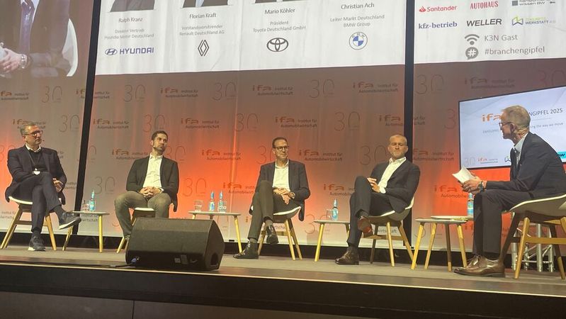 Aus dem Gespräch über die Belebung des Neuwagenvertriebs wurde ein Lob auf den Handel: (v.l.n.r.) Hyundai-Vertriebschef Ralf Kranz, Renault-Deutschland-Chef Florian Kraft, Toyota-Präsident Mario Köhler, Leiter Deutschland der BMW Group Christian Ach und Moderator Stefan Reindl.(Bild:  Grimm - VCG)