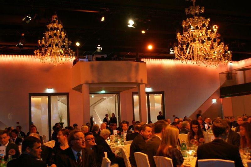 Orange-rotes Licht hüllte ein festlich gekleidetes Publikum ein.   (Ulrike Ostler)