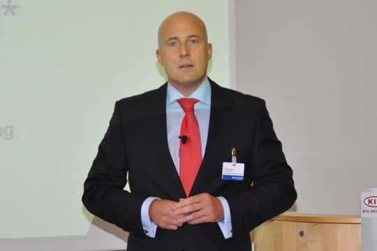 Tobias Seifert, in der Geschäfstsleitung von Eurotax-Schwacke für den Vertrieb an Händler und Werkstätten verantwortlich, informierte die Kia-Partner über die Angebote seines Unternehmens zum Gebrauchtwagen-Marketing. (Archiv: Vogel Business Media)