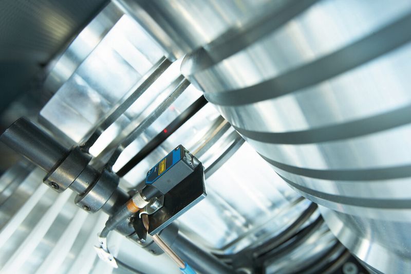 Laser-Lichttaster der Produktfamilie WTB8L kontrollieren die Höhe der Taschentuch-Päckchen. (Bild: Sick)