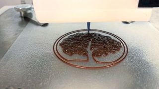 Thinking im November: Mehr als eine holzbasierte Biotinte für das Robocasting ist Woodmimetics3D. Sie lässt sich gut 3D-drucken und härtet schnell aus, heißt es. (Uni Freiburg)