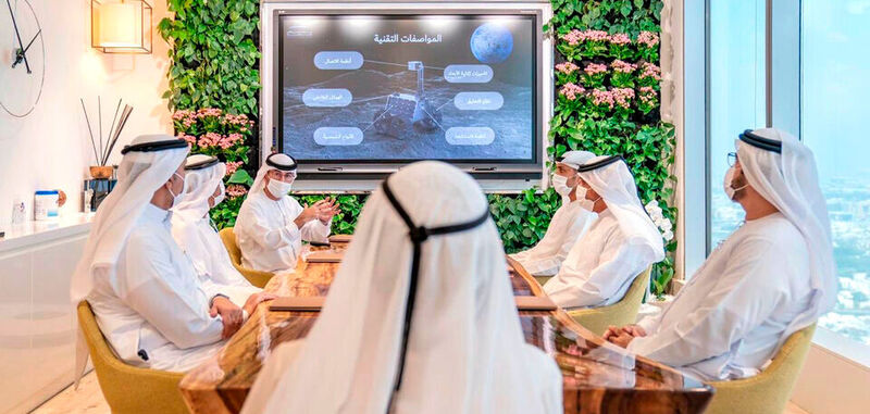 Emiratische Beamte informieren Scheich Mohammed bin Raschid Al Maktum über eine mögliche Mondmission. Die Vereinigten Arabischen Emirate (VAE) wollen im Jahr 2024 ein unbemanntes, komblett von arabischen Ingenieuren gebautes Raumschiff zum Mond schicken.